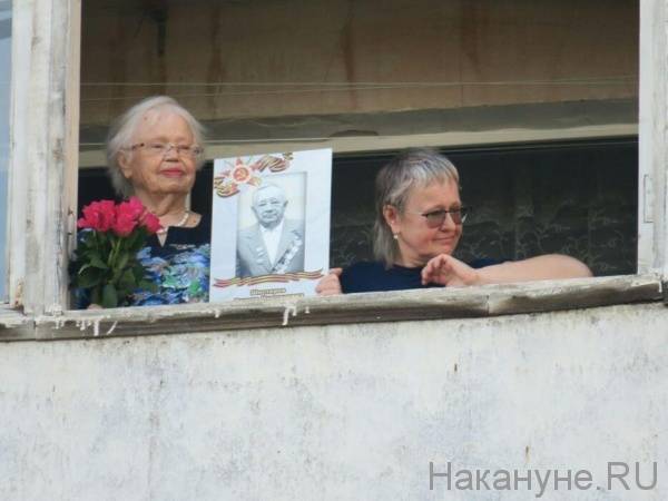 9 мая полно воспоминаний: екатеринбуржцы исполнили "День Победы" на балконах