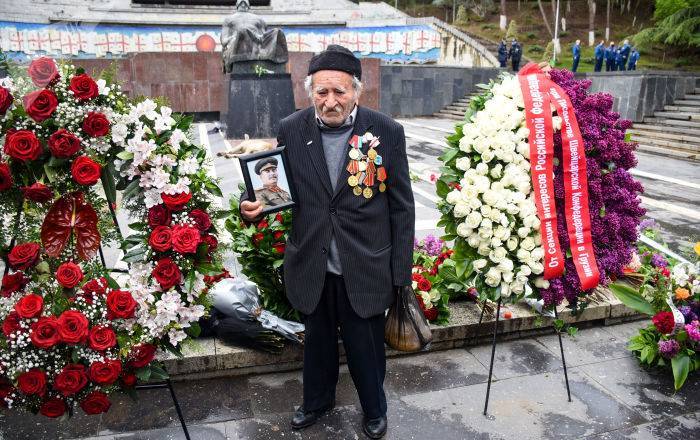 "Я должен был прийти к Вечному огню" – как грузинский ветеран почтил память солдат ВОВ
