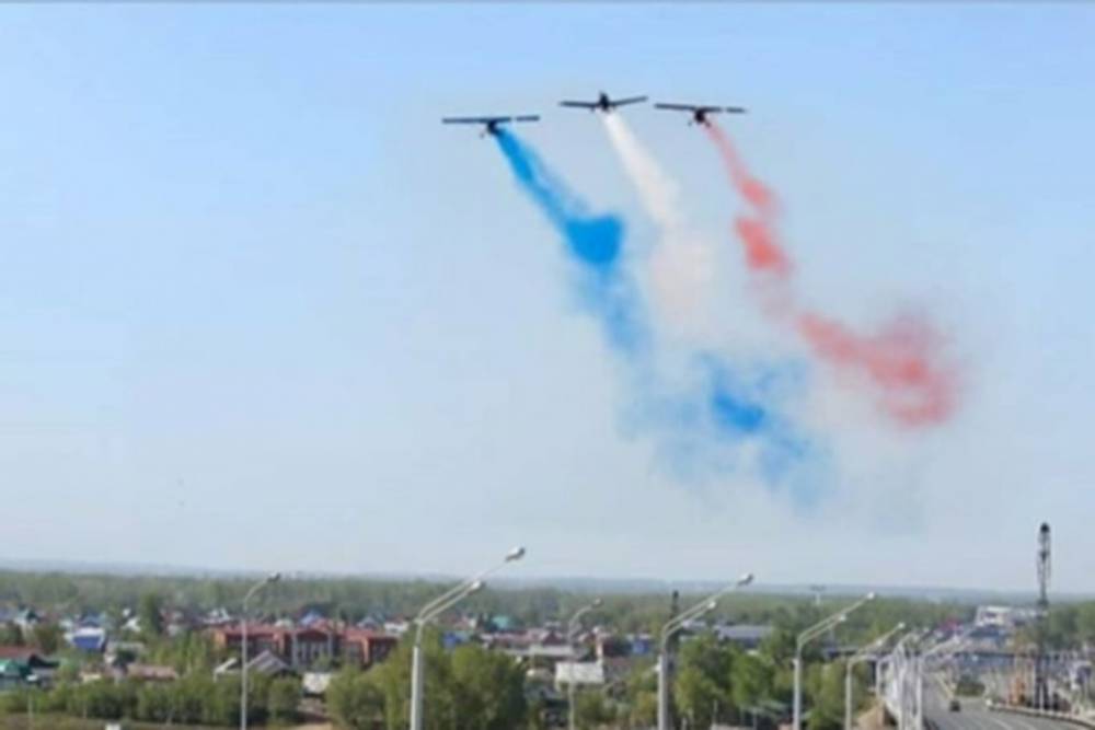 На воздушном параде в Уфе самолеты запутались и выпустили французский флаг