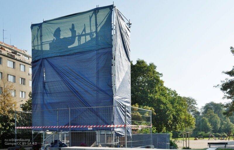 Чешская полиция расследует инцидент с осквернением постамента памятника Коневу