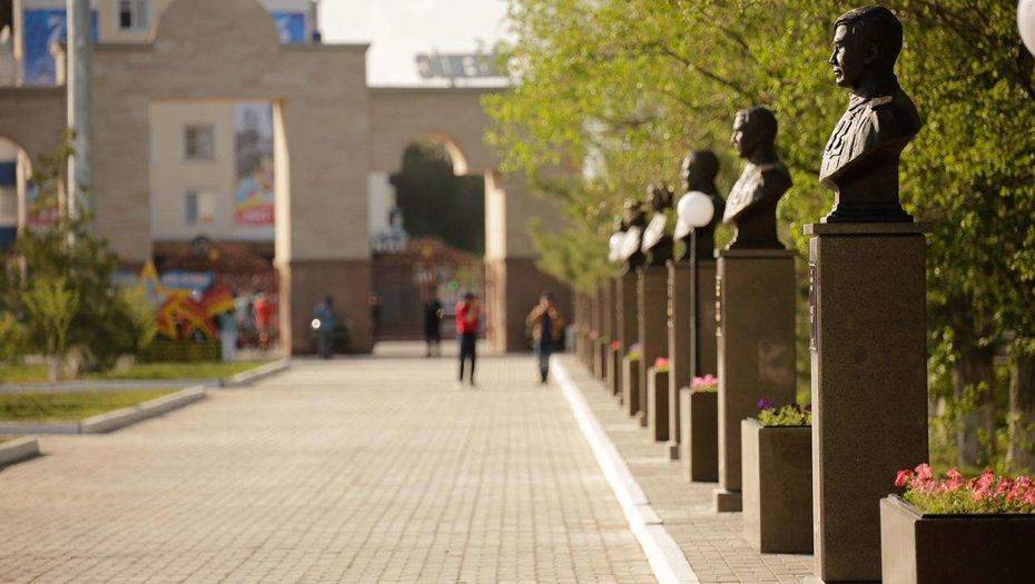 В Атырау открыли "Аллею памяти". Бюсты героев установили на средства предпринимателей