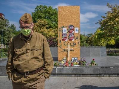 Неизвестные вандалы установили унитаз на пьедестал маршала Конева в Праге
