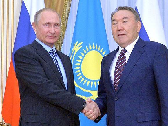 Путин и Назарбаев поздравили друг друга с Днем Победы