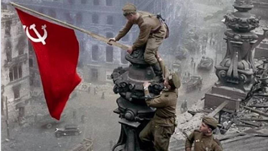 В Facebook объяснили удаление постов со снимком Знамени Победы над Рейхстагом