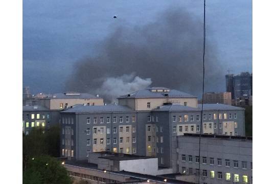 Пожарные потушили отрытый огонь в больнице на севере Москвы