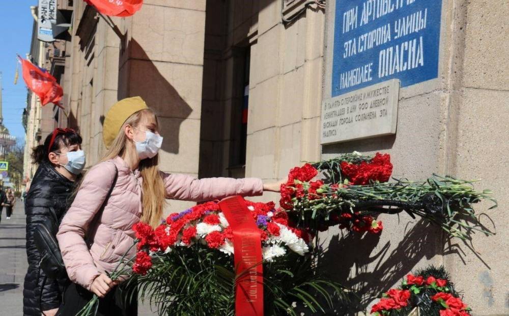 Праздник из окна: Россия отметила День Победы в условиях пандемии