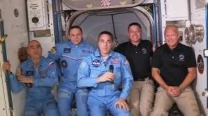 Командир экипажа Crew Dragon ударился головой при переходе с корабля на МКС