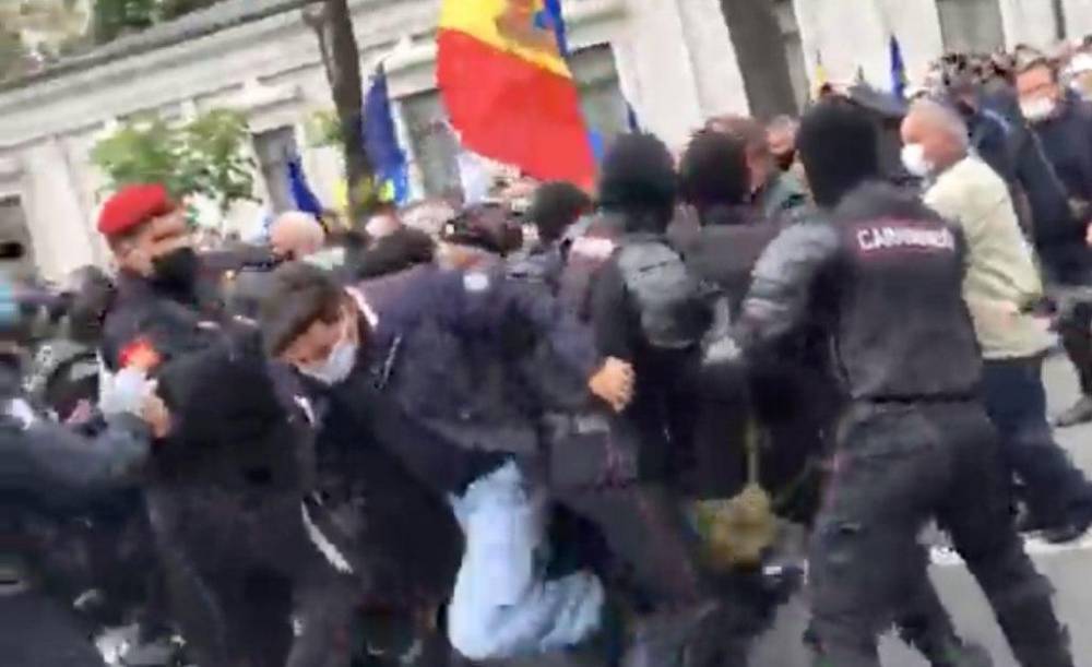 В Кишиневе произошли столкновения боевиков-националистов с...