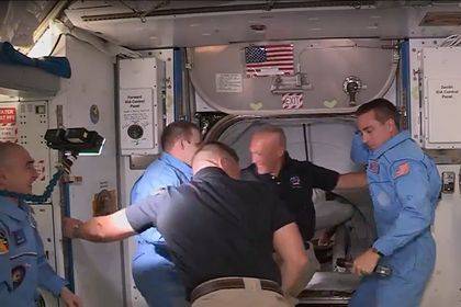 Командир Crew Dragon ударился головой во время перехода на МКС