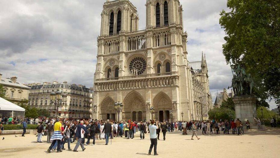 В Париже для посетителей открыли площадь перед собором Нотр-Дам