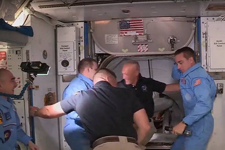 Командир корабля Crew Dragon ударился головой, когда переходил на МКС