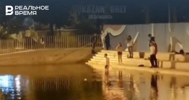 Выпускники искупались в пруду казанского парка «Черное озеро»