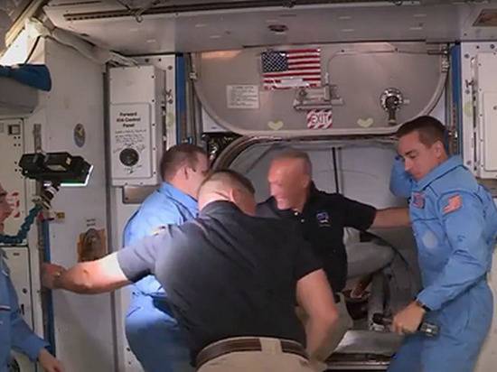 Командир корабля Crew Dragon ударился головой, когда переходил на МКС