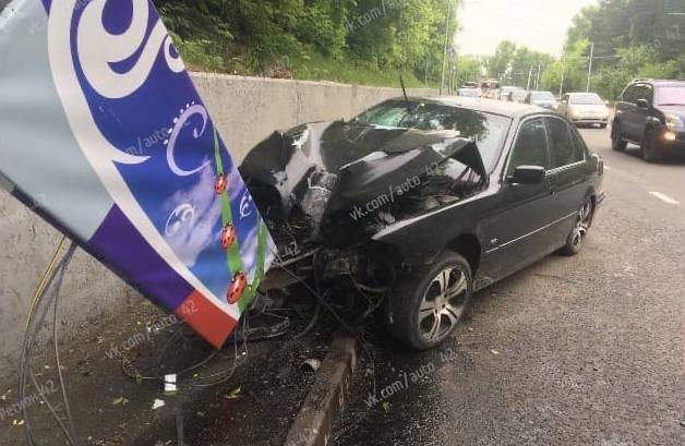 В Кемерове на Логовом шоссе автомобиль BMW врезался в столб