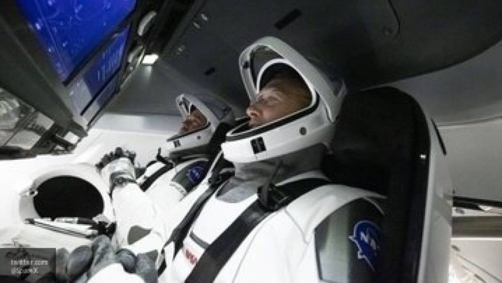 Командир экипажа Crew Dragon Херли ударился лбом при переходе на МКС