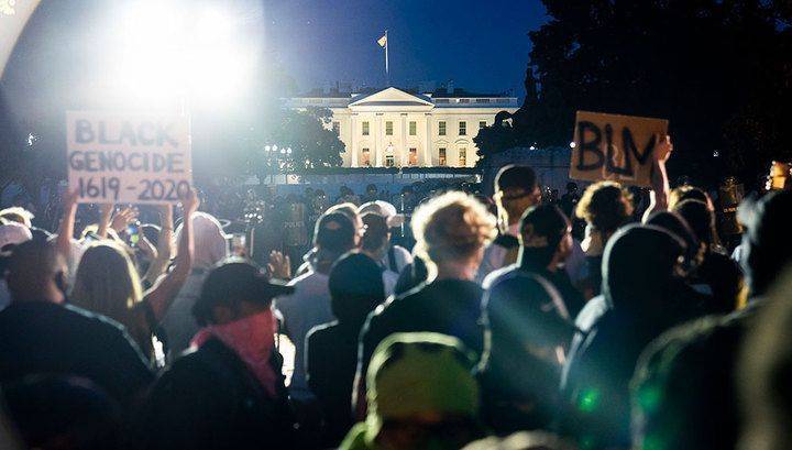 New York Times: во время протестов у Белого дома Трамп прятался в бункере