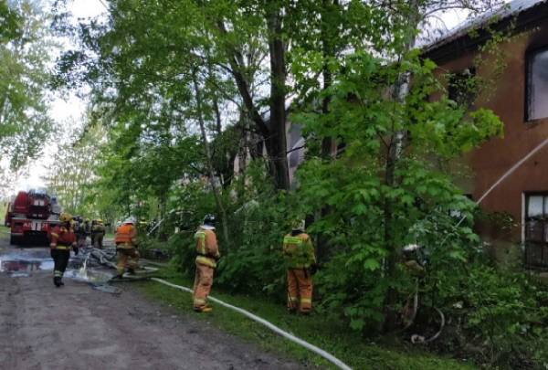 На улице Репищева сгорел двухэтажный дом