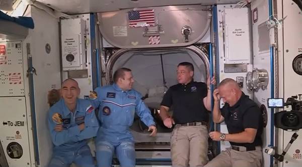 Командир экипажа Crew Dragon получил небольшую травму при переходе на МКС