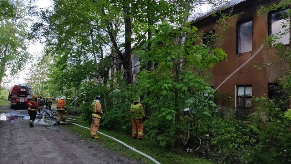 Более 30 спасателей тушили заброшенный дом на севере Петербурга