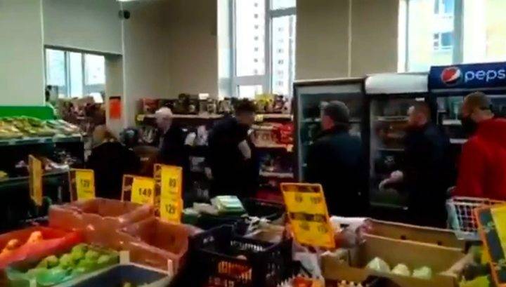 Охранник московского супермаркета устроил бои без правил с покупателями
