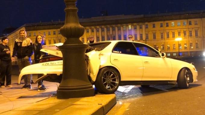 Toyota врезалась в фонарный столб перед Дворцовым мостом