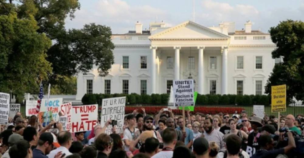 Протесты в США: Трампа спрятали в бункер в Вашингтоне и ввели комендантский час