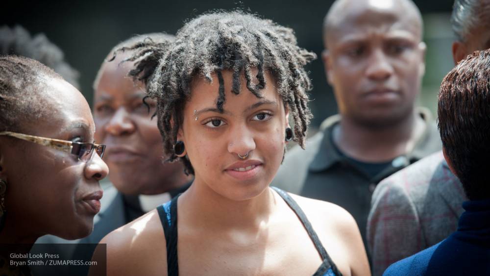 Дочь главы Нью-Йорка арестовали за участие в акции протеста из-за смерти Флойда