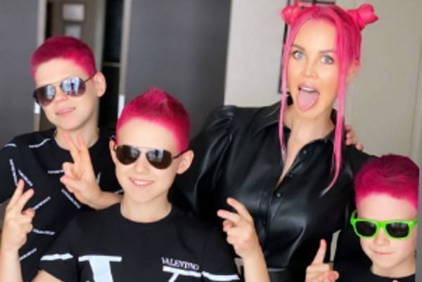 Жена экс-зенитовца Погребняка покрасила всей семье волосы в розовый цвет