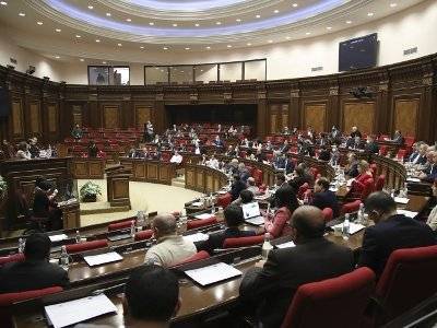 На заседании парламента Армении депутаты уже во второй раз за день уходят на 20-минутный перерыв