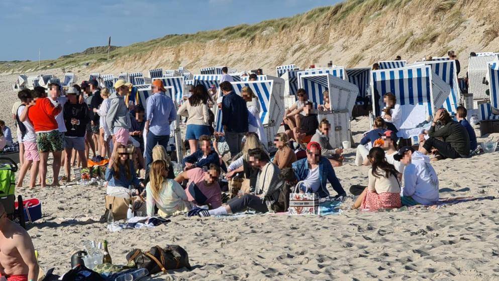 Переполненные пляжи: в выходные немцы нарушили все карантинные правила