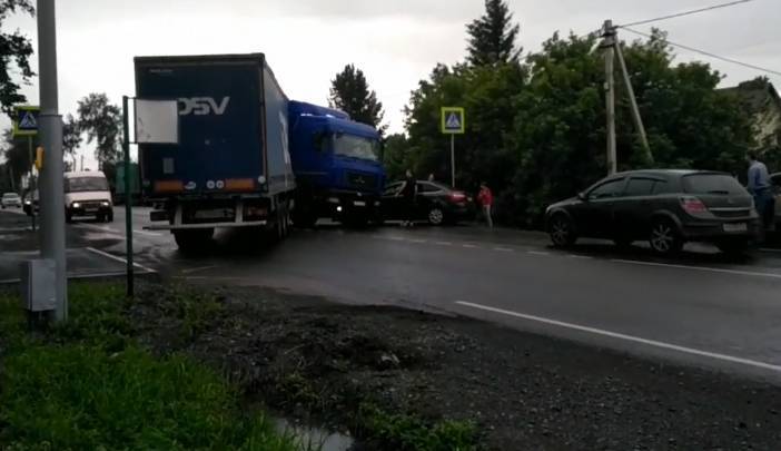 Столкновение фуры и легкового автомобиля на переходе в Кемерове попало на видео