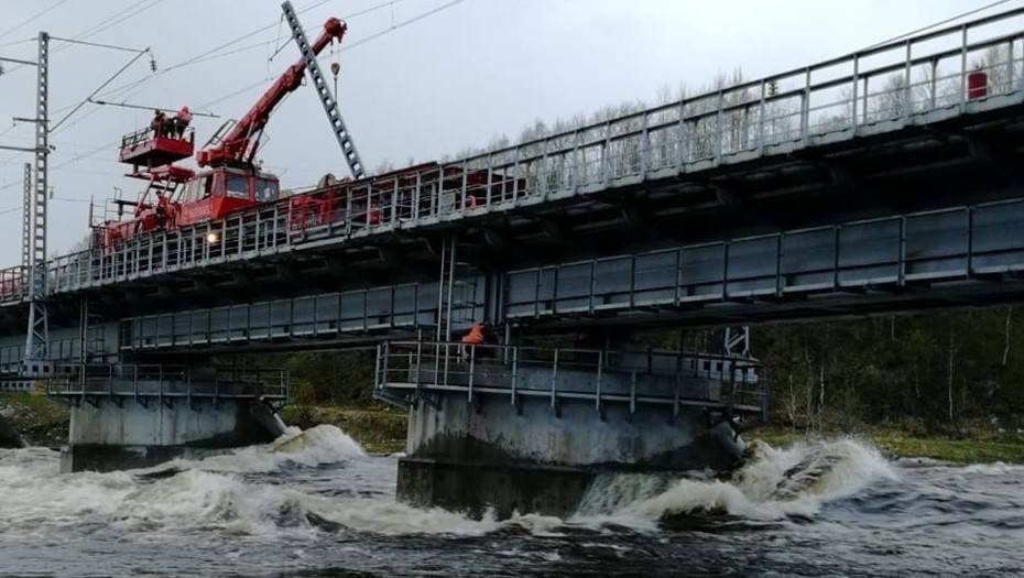 Разрушенный паводком мост отрезал Мурманск от железнодорожного сообщения