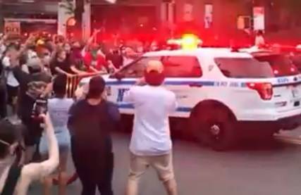 Джордж Флойд - Офицер полиции Нью-Йорка въехал на автомобиле в толпу протестующих в Бруклине - usa.one - New York - Нью-Йорк