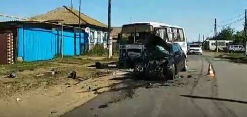 В Челябинской области при столкновении легковушки и автобуса погиб человек