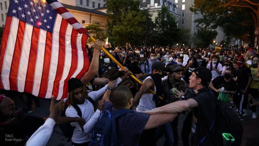 Протестующие в США указали, что СМИ несут чушь о "русском следе" в беспорядках