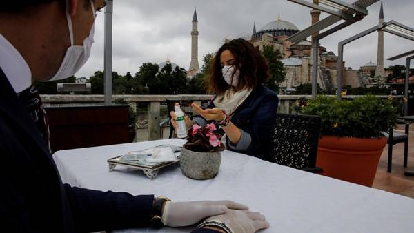 Турция начала летний сезон ослаблением общенационального карантина