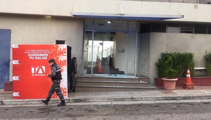 Взрыв в офисе эквадорского телеканала сняли на видео