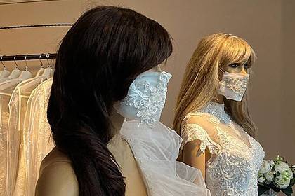 Защитные маски в тон свадебным платьям стали популярны среди невест