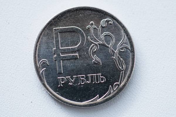 Впервые с марта курс доллара снизился до 70 рублей