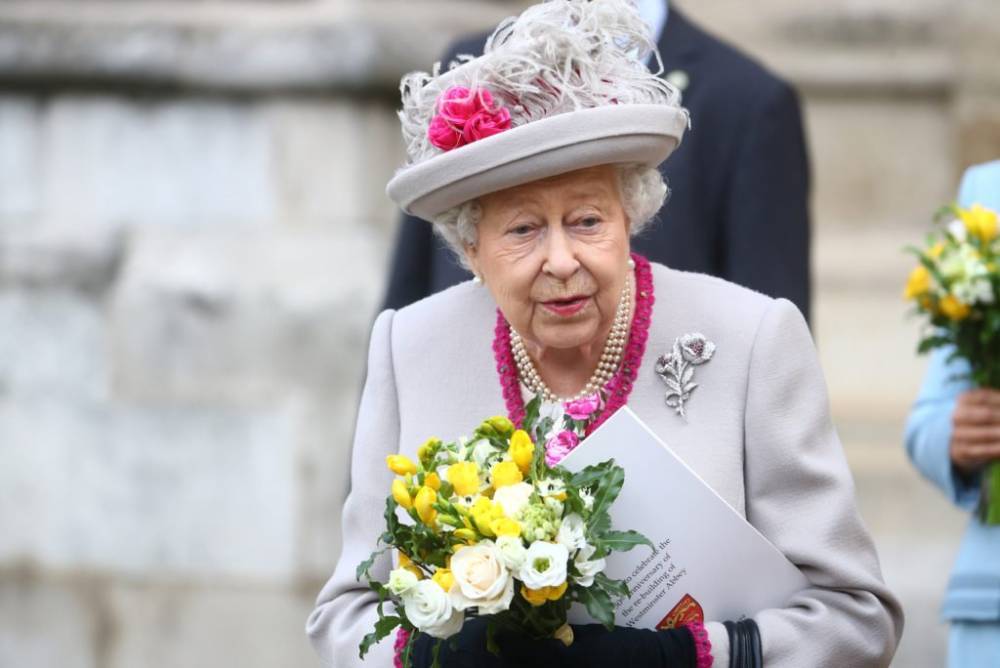 Верхом на пони: королева Елизавета впервые с начала карантина появилась на публике