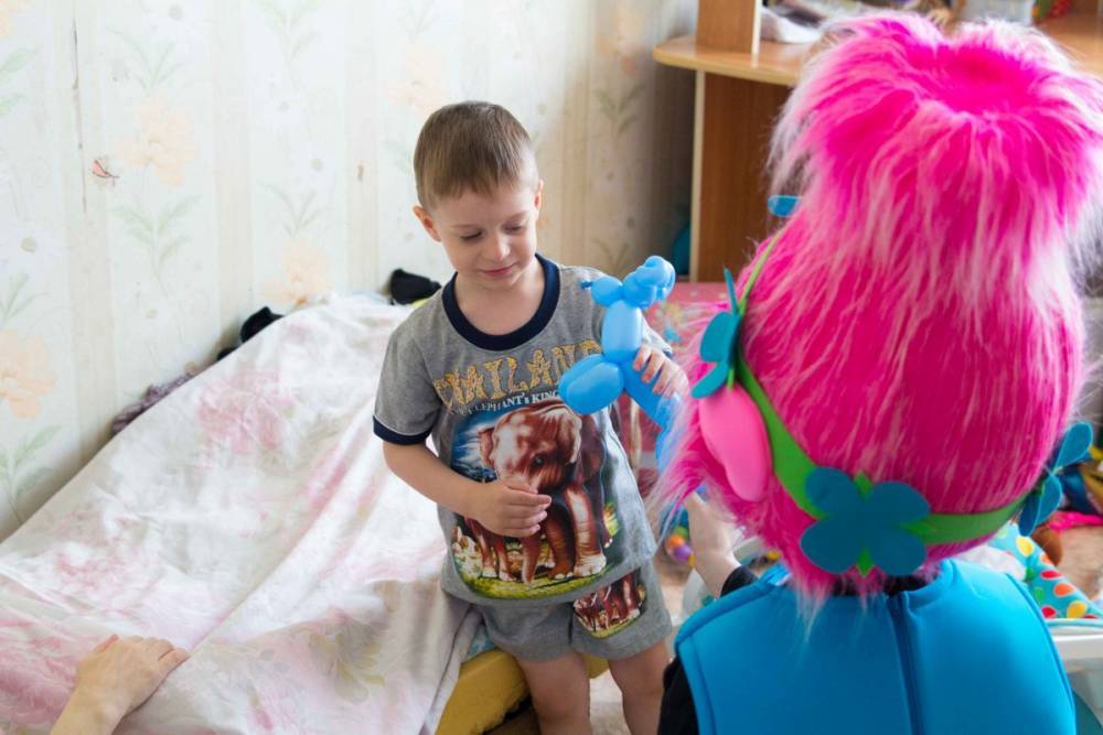 Тролль пришел в сахалинские семьи в День защиты детей