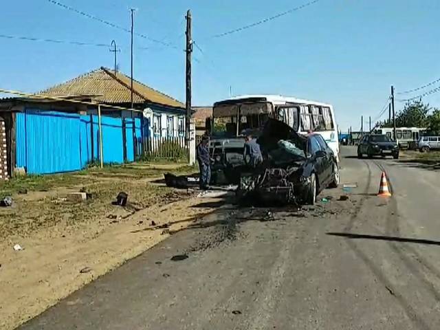 В Челябинской области водитель легковушки погиб в лобовом столкновении с автобусом
