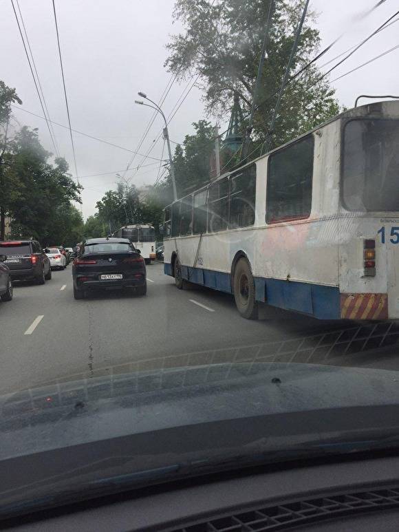 В центре Екатеринбурга из-за ДТП остановились троллейбусы из-за ДТП с Lexus