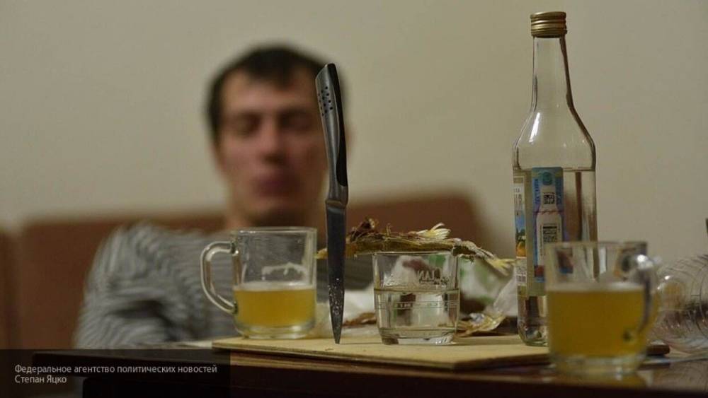 Москвич избил знакомого бутылкой водки на глаза его супруги