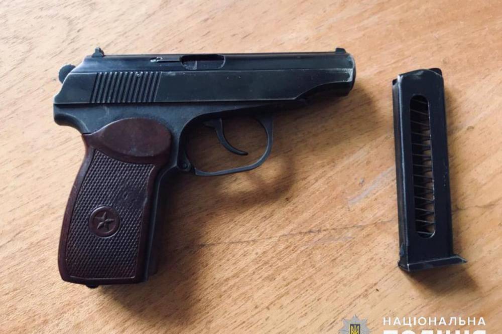 Под Киевом бывший полицейский за рулем стрелял в прохожих