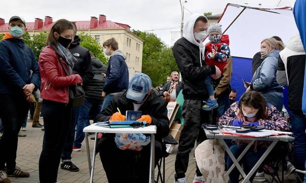 В крупных городах Белоруссии прошли пикеты и сбор подписей в поддержку оппозиционных кандидатов в президенты
