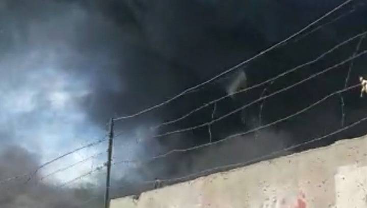 Пожарным удалось локализовать возгорание на шинном складе в Новосибирске