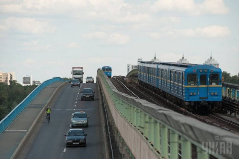 В Киеве "заминировали" мост Метро: На месте дежурят взрывотехники, полиция и скорая