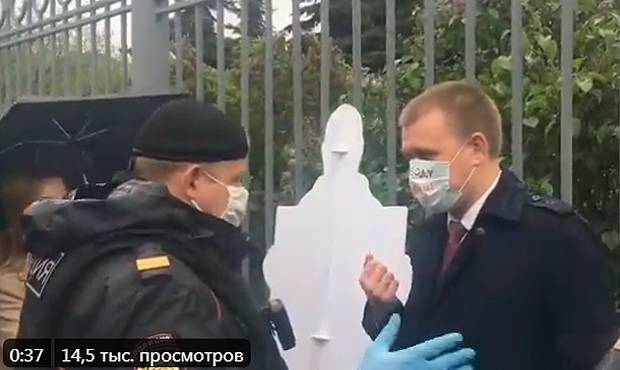 В Москве полиция задержала депутата столичной думы за пикет в поддержку Ильи Азара