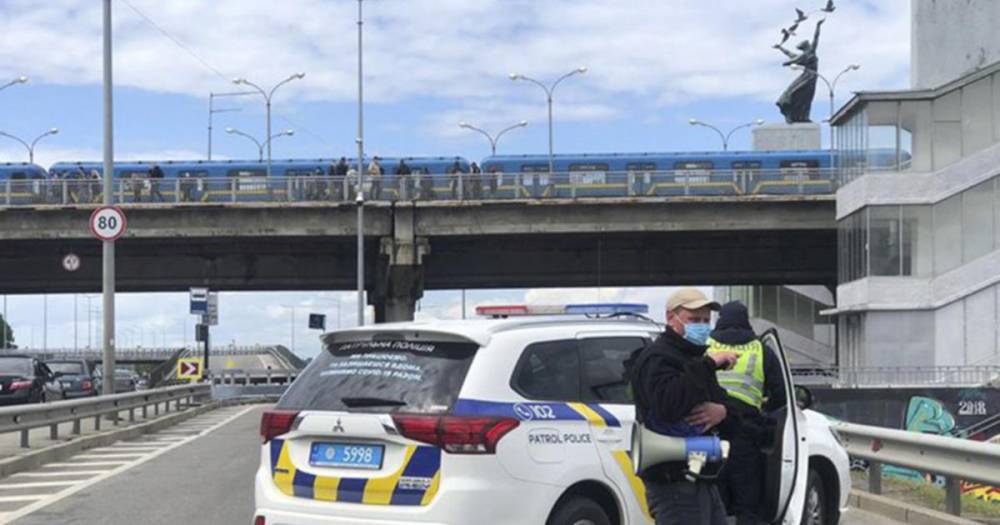 Полиция ищет взрывчатку на мосту Метро в Киеве